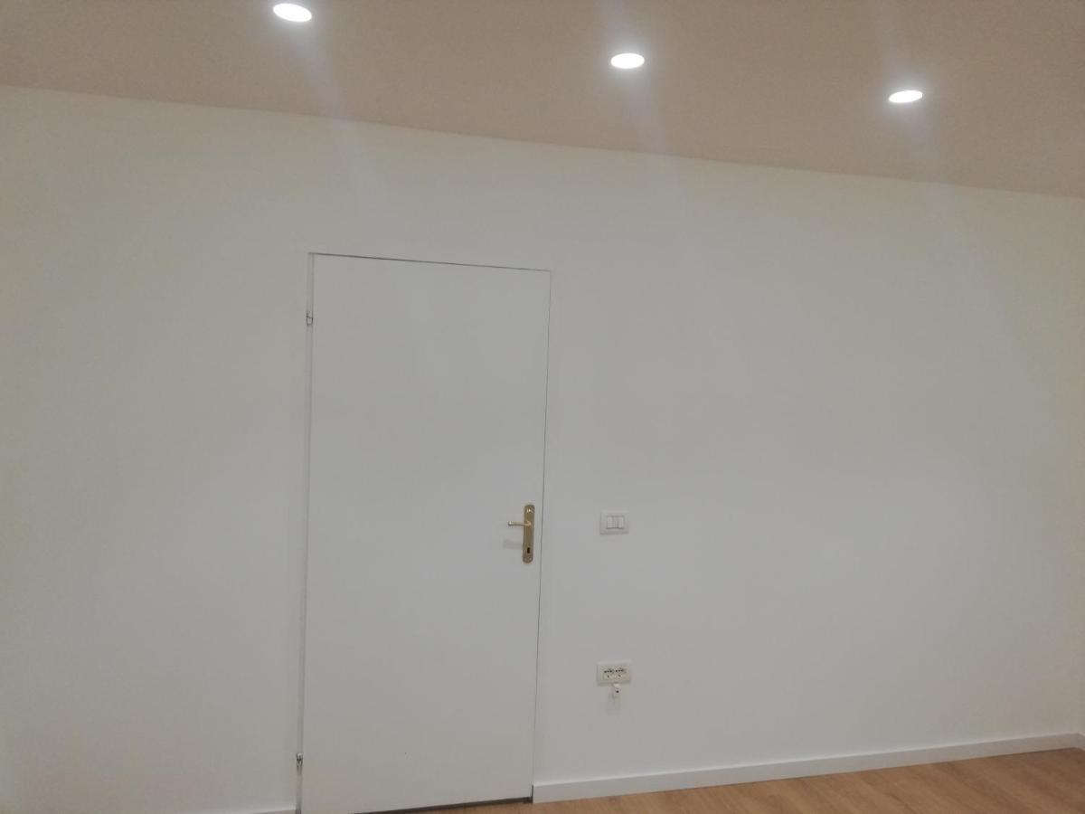 Home 12 Librazhet Екстериор снимка
